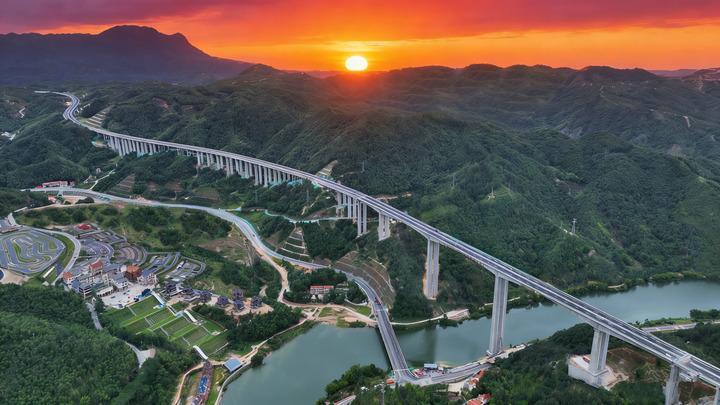 这是2025年6月25日拍摄的江西省重点工程遂川至大余高速公路项目A标段控制性工程——上犹江特大桥。李建平 摄