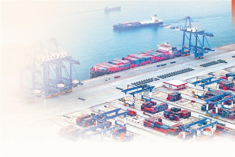 在西部陆海新通道广西钦州港铁海联运集装箱码头和铁路货场上,万吨集装箱货轮在出港和泊靠准备装卸集装箱。广西云-广西日报记者 周军