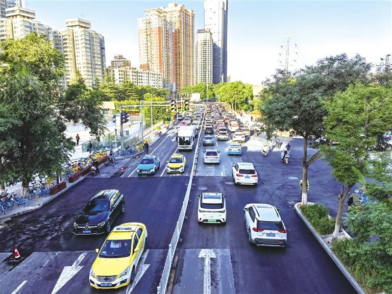 兰州市滨河路“4车道改5车道”工程完工后　马艳玲　摄
