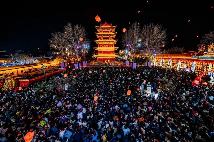 潍坊市寒亭区杨家埠以新春民俗灯会聚拢人气。