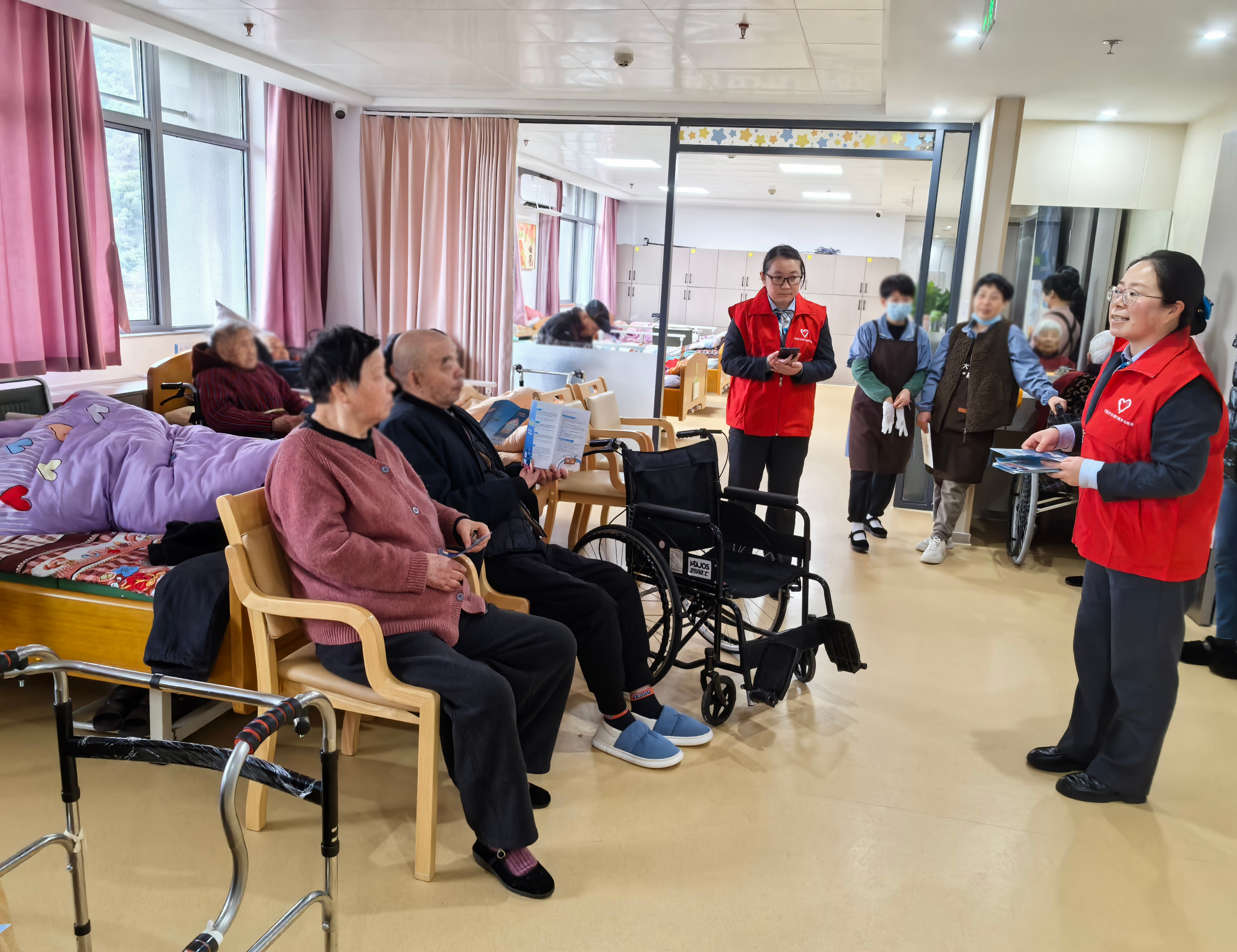 农行宁波榭南支行开展“春风送暖 金融护老”金融宣教活动