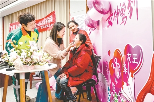 3月6日，南昌市青云谱区三家店街道三店西社区开展“妆点芳华 致敬巾帼”主题活动，邀请彩妆师为环卫、医护等一线女性工作人员传授化妆技巧，共迎“三八”国际妇女节。 特约通讯员 鲍赣生摄