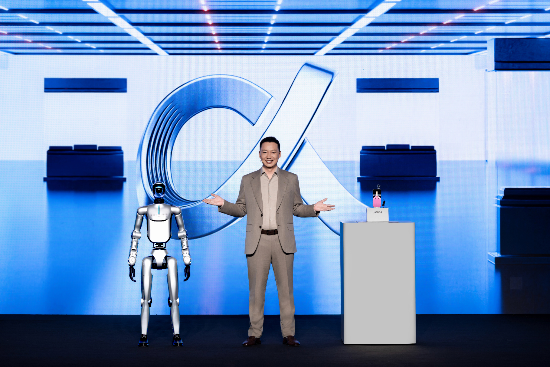 MWC一线报道:从手机到机器人,荣耀的第二曲线跑起来了