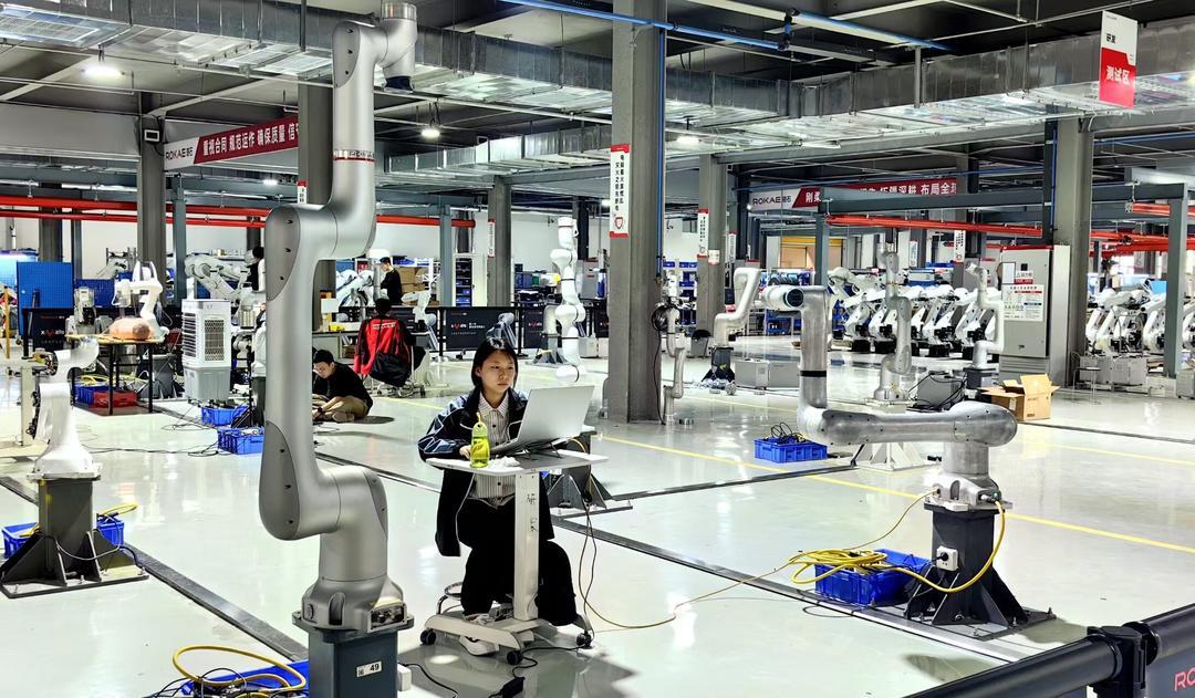 在珞石智能制造未来工厂，技术人员在测试柔性协作机器人。