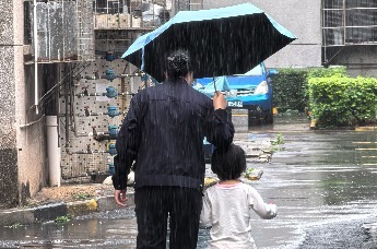 这把倾斜的伞护你回家