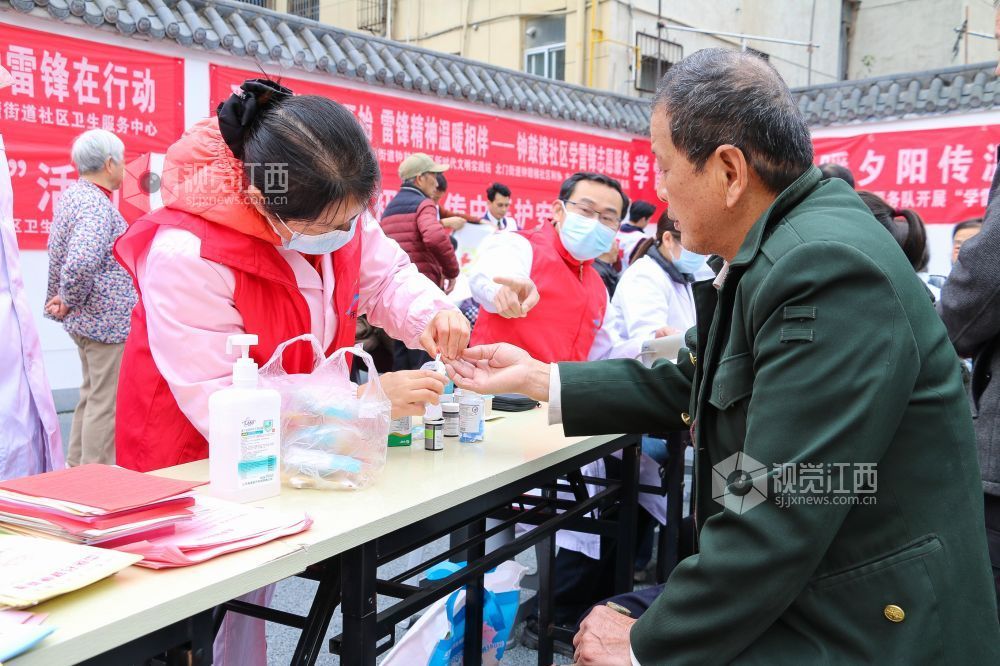 2026年3月5日，医护人员为居民测血糖。