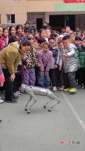 南昌市百花洲小学教育集团城北校区学子与机器狗互动。