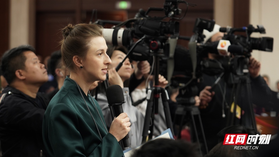 境内外媒体记者云集,闪光灯下,是外界对湖南发展的高度关注。