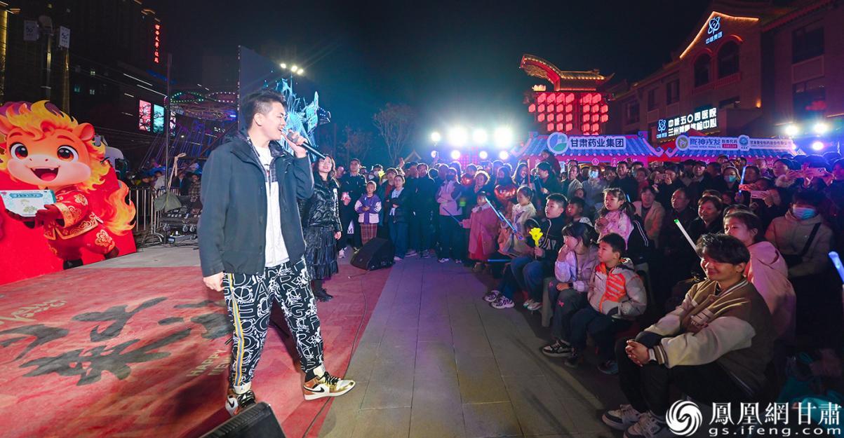 专业歌手唱响经典曲目,节日氛围感拉满。