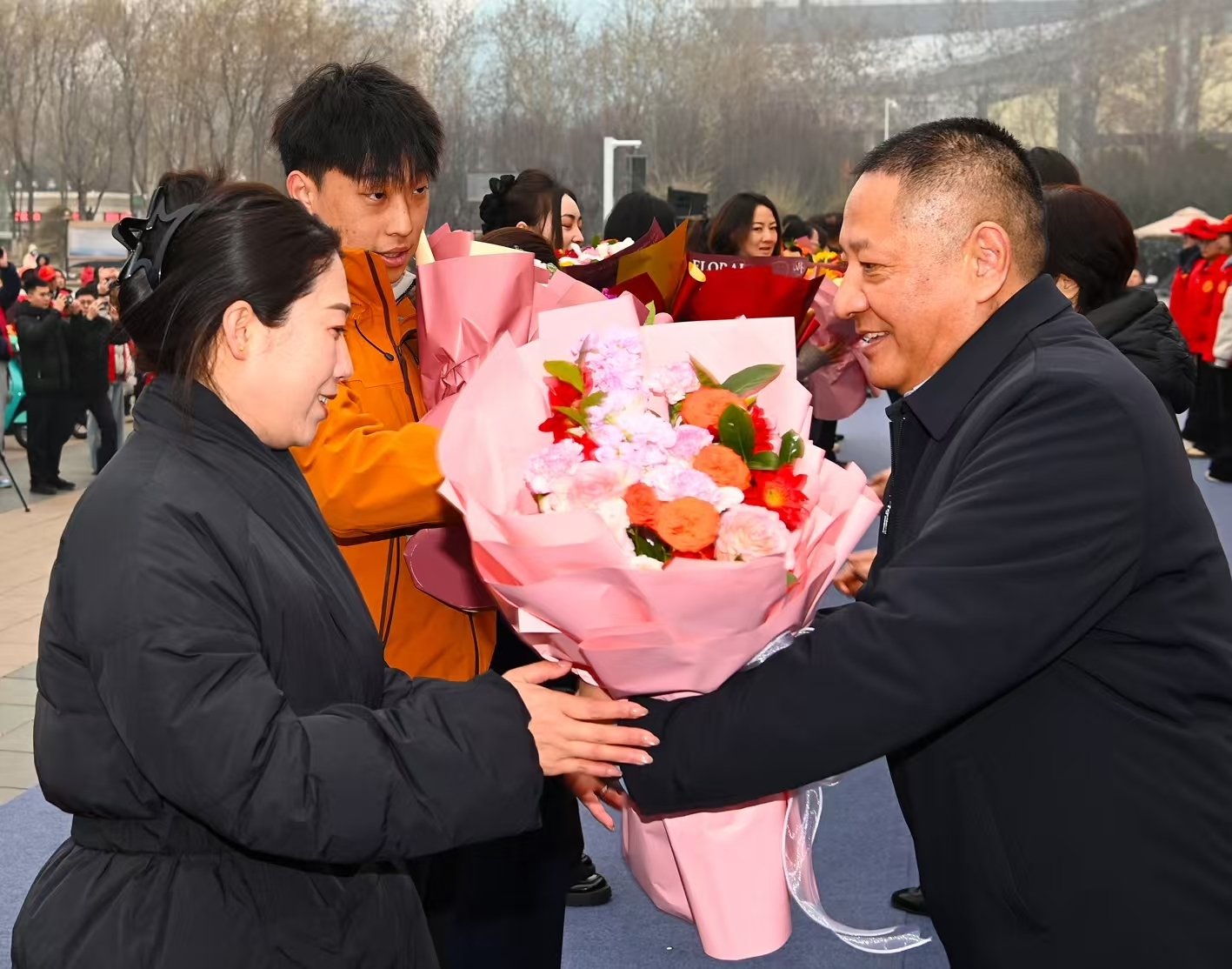传承雷锋精神 共绘志愿底色 石家庄为千余名“身边雷锋”送鲜花