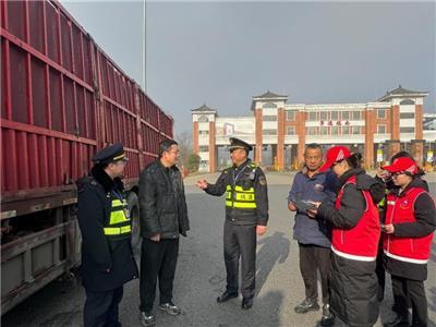 在景德镇南高速公路出口，市交通运输综合行政执法支队一大队联合多部门对道路危货运输车辆进行执法检查，并开展安全宣传。 （特约通讯员 欧阳慧芳 摄）