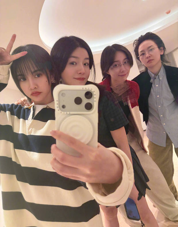 杨丞琳和陈妍希周笔畅等人合影。