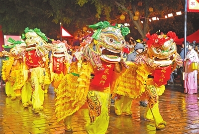 中山路上，定南瑞狮迎春纳福。