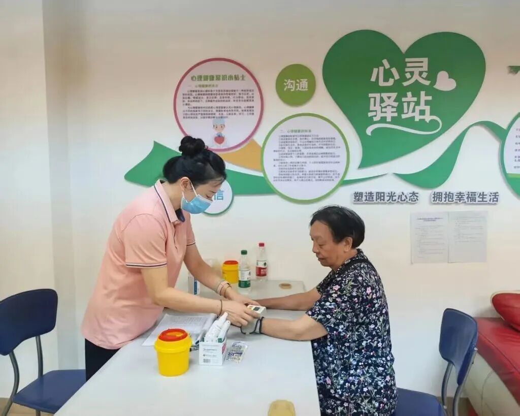 沙坪坝区天星桥街道社区卫生服务中心家庭医生团队成员在健康小屋为居民测血压。图源：沙坪坝发布