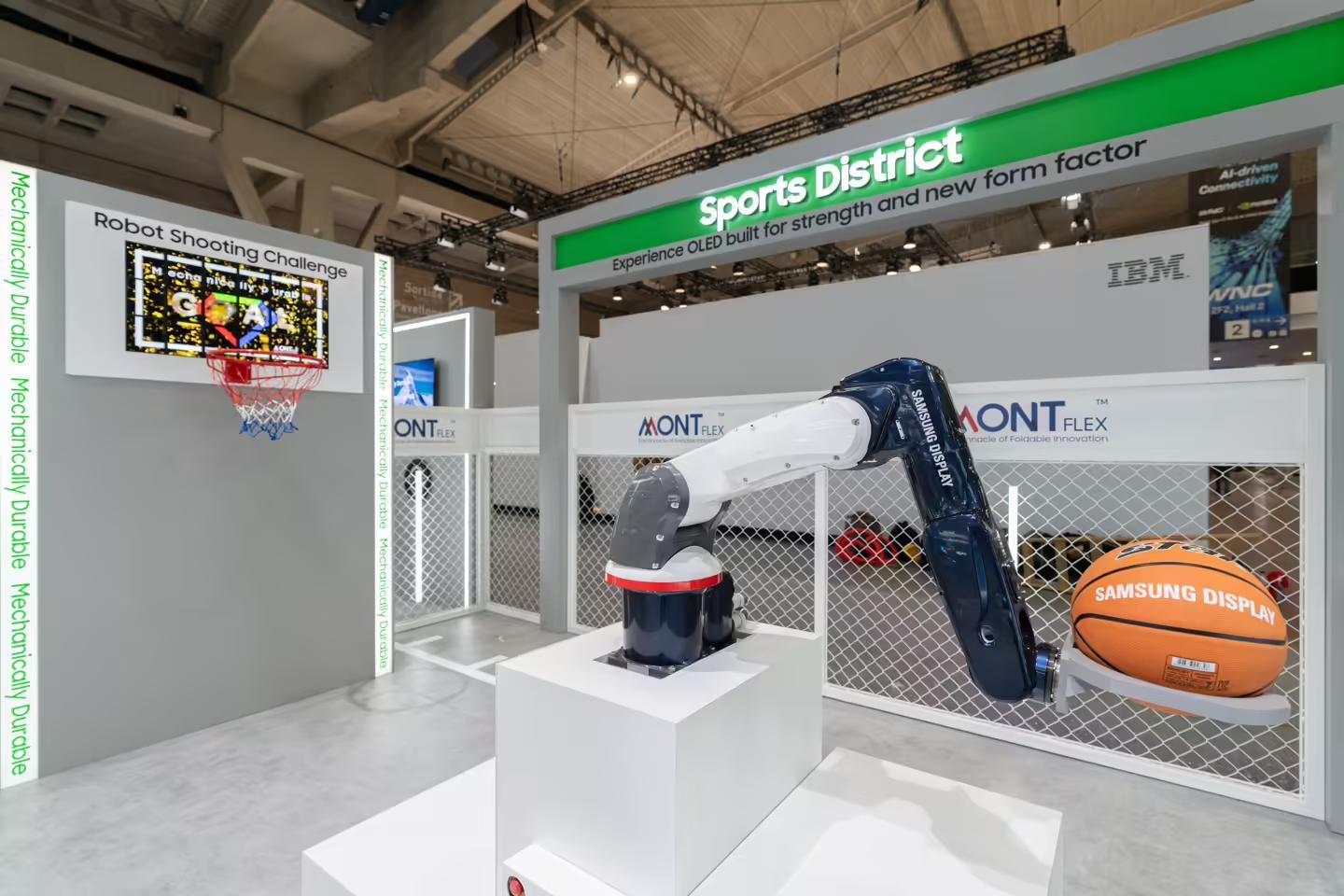三星显示MWC进行高尔夫推杆、篮球投篮测试,展示可折叠OLED耐用性