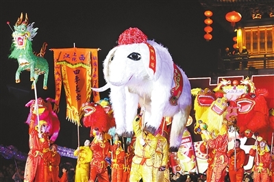 军门楼广场，上犹九狮拜象栩栩如生。