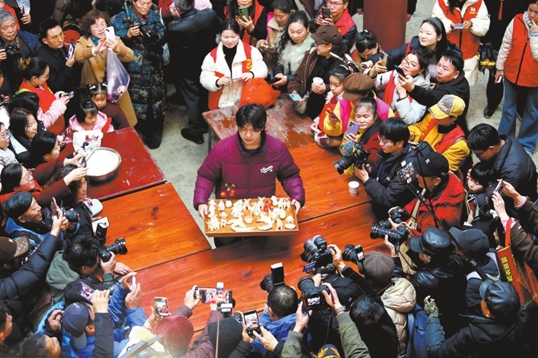 村里的“粑星”闪亮登场。