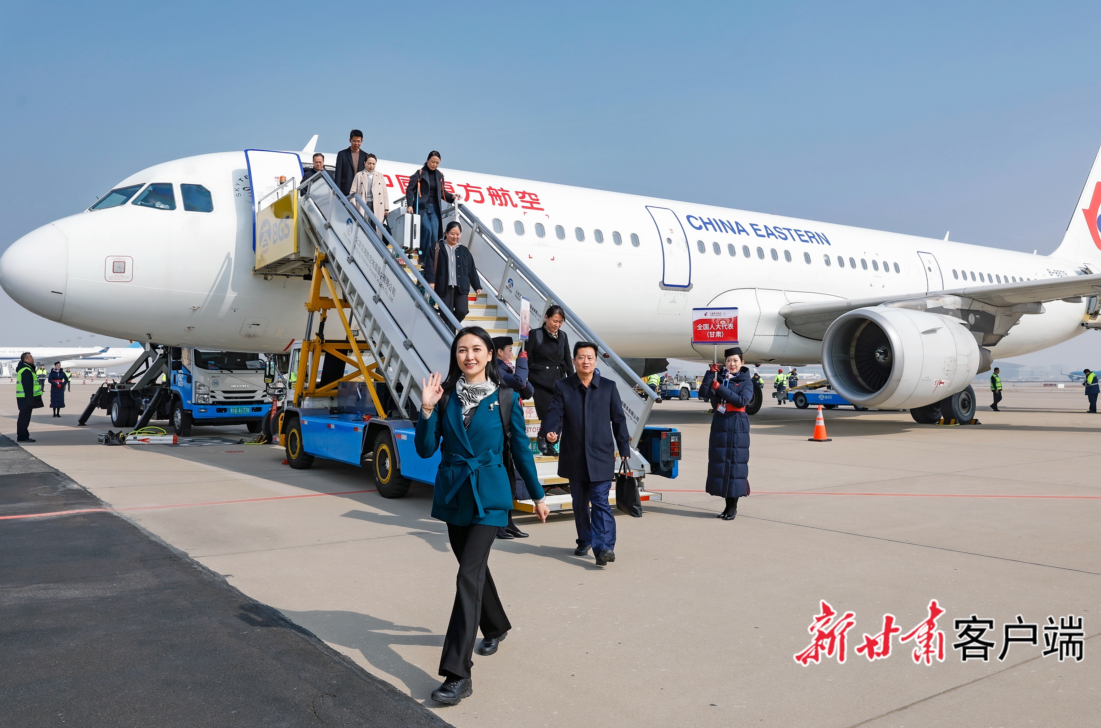 3月3日，在甘全国人大代表乘坐飞机抵达北京，出席即将召开的十四届全国人大四次会议。新甘肃&middot;甘肃日报记者　孟捷