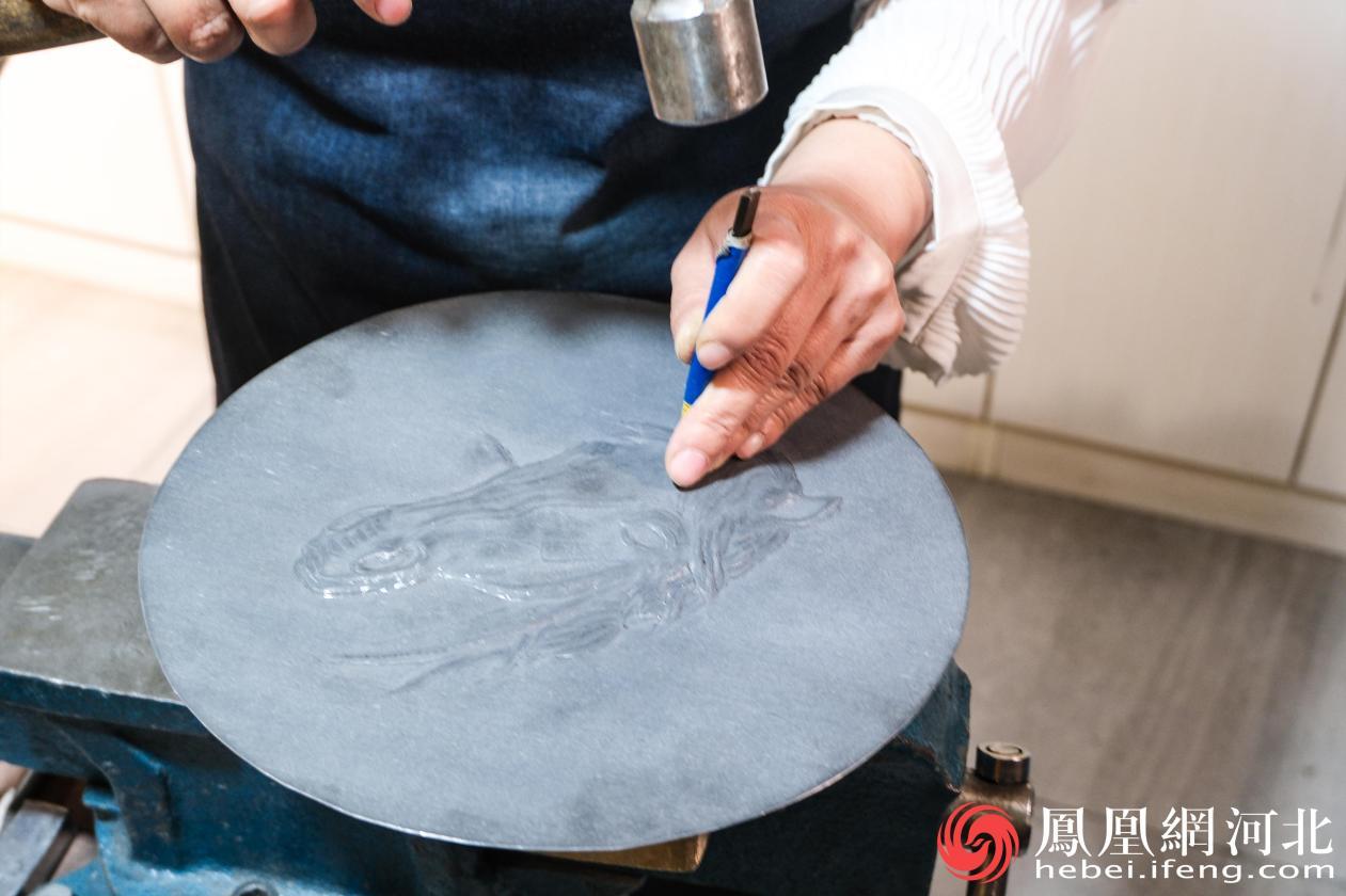 每一幅铁板浮雕作品都要抡锤上万次，甚至几十万锤才能完成 李卓然摄