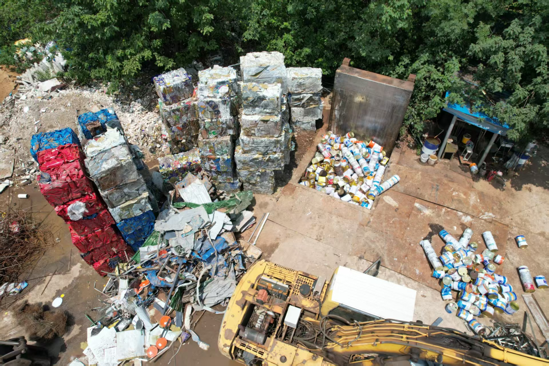 无人机排查发现非法处置危险废物场所