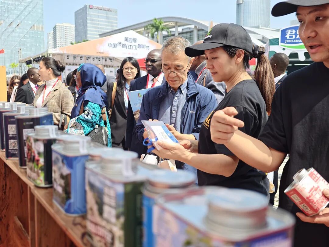 在五邑华侨广场，咖啡文化集市亮点纷呈、人气旺盛