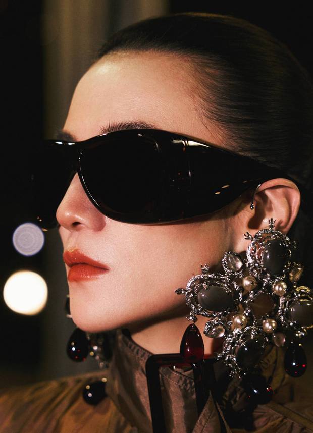 搜狐娱乐讯 3日,工作室分享了一组宋佳时装周美图。