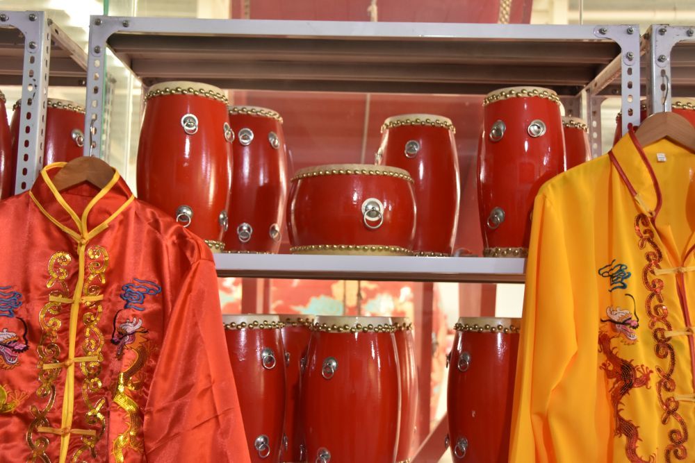 产业园内陈列的鼓和演出服装。新华社记者 郑昕 摄