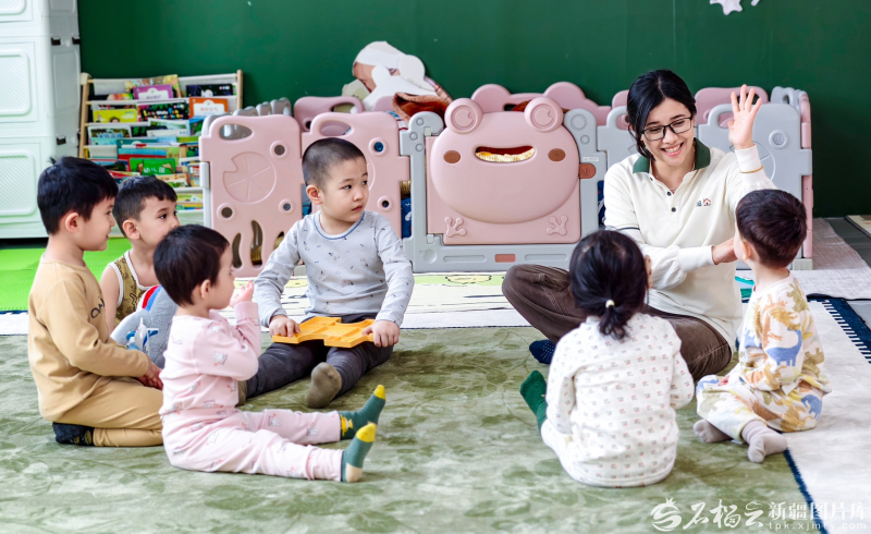 2月27日，在乌鲁木齐市天山区赛马场街道赛马场西社区邻里中心设立的亲子中心，老师与小朋友玩耍。石榴云/新疆日报记者 周鹏摄