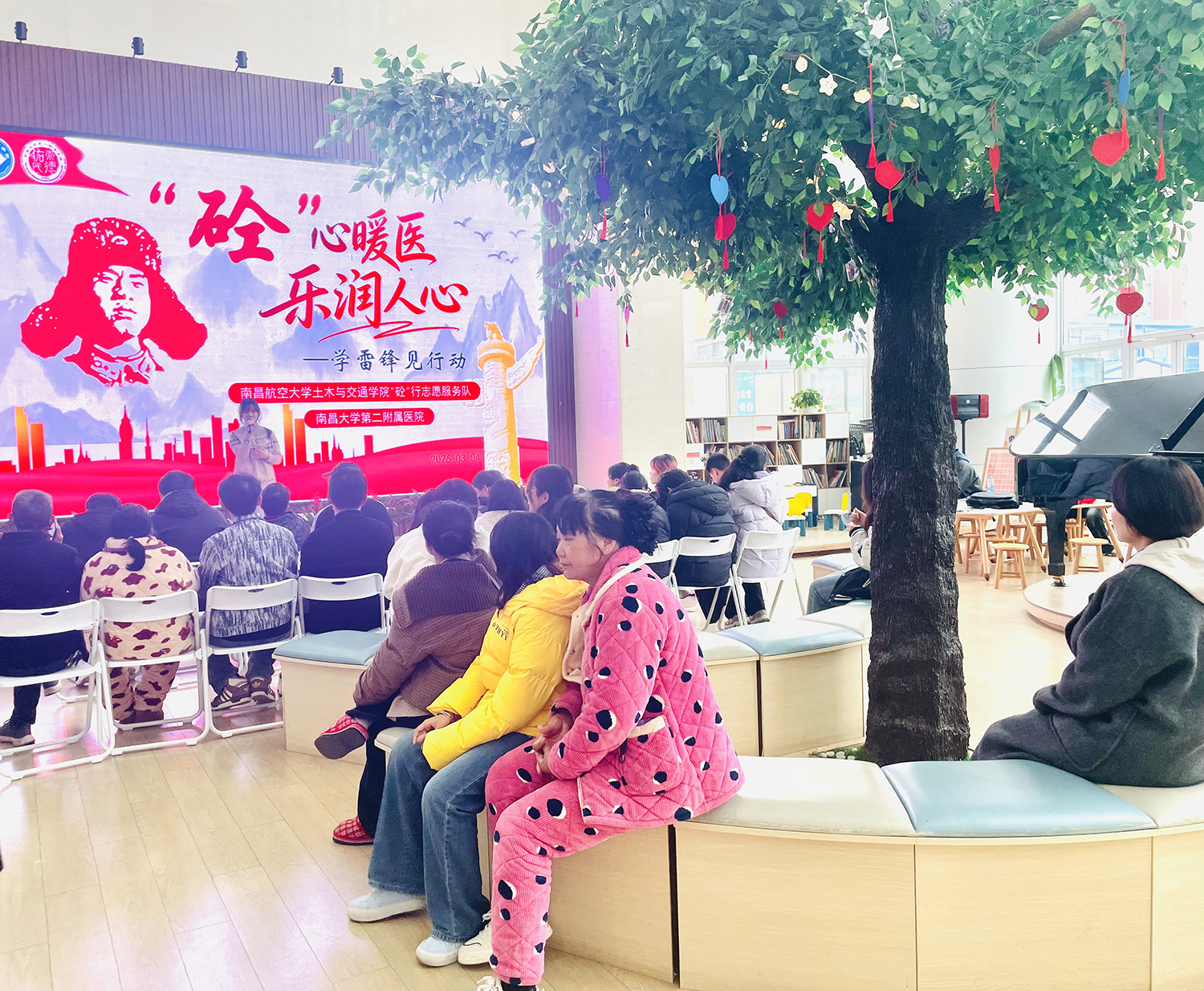 ▲南昌大学第二附属医院红角洲院区“关爱空间”，一场温馨治愈的小型音乐会温情开幕。