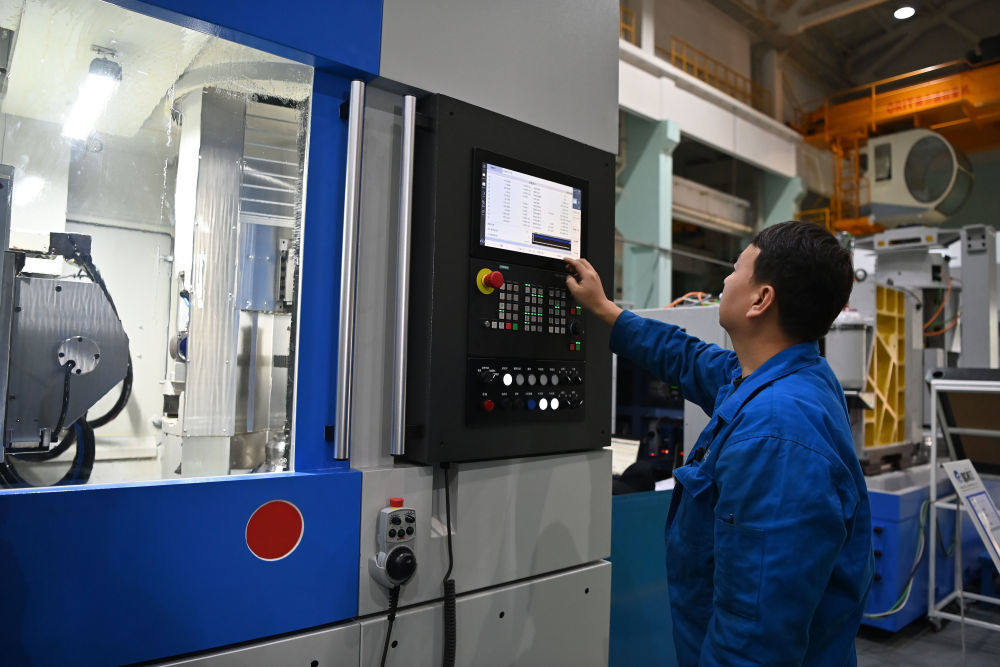 2025年10月28日，在秦川机床工具集团股份公司总装车间，工作人员在调试机床。新华社记者 肖潇 摄