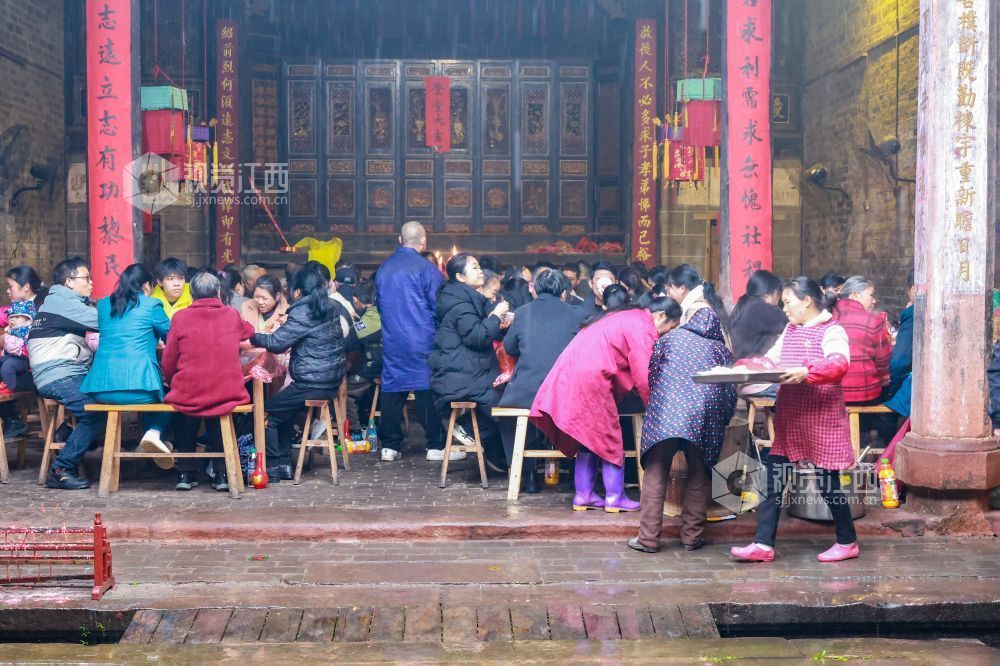 2026年3月1日，江西省吉安市青原区渼陂古村举办灯庆活动，现场锣鼓喧天，欢声阵阵。