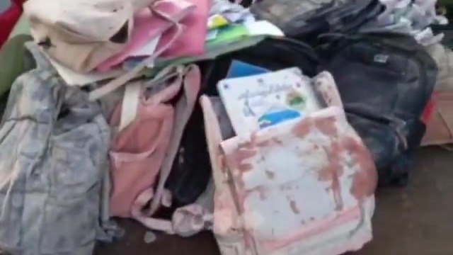 伊朗女子小学遇袭，现场沾血背包散落一地