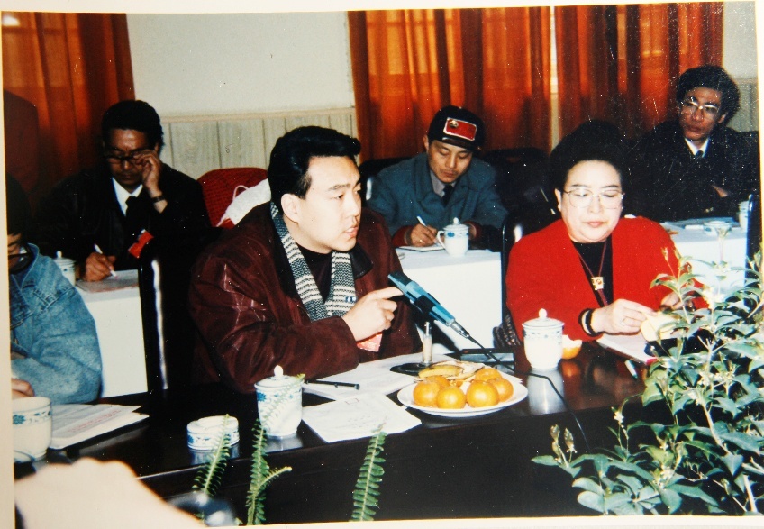 郎昆在研讨会上发言。右为邓导