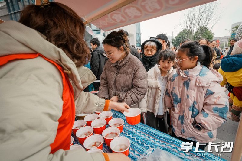 美食品尝区香气四溢，大家有序参与，其乐融融。