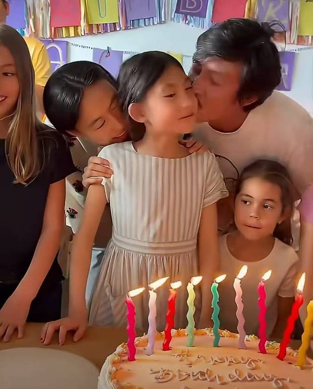 陈冠希秦舒培亲吻女儿，一家三口超有爱。