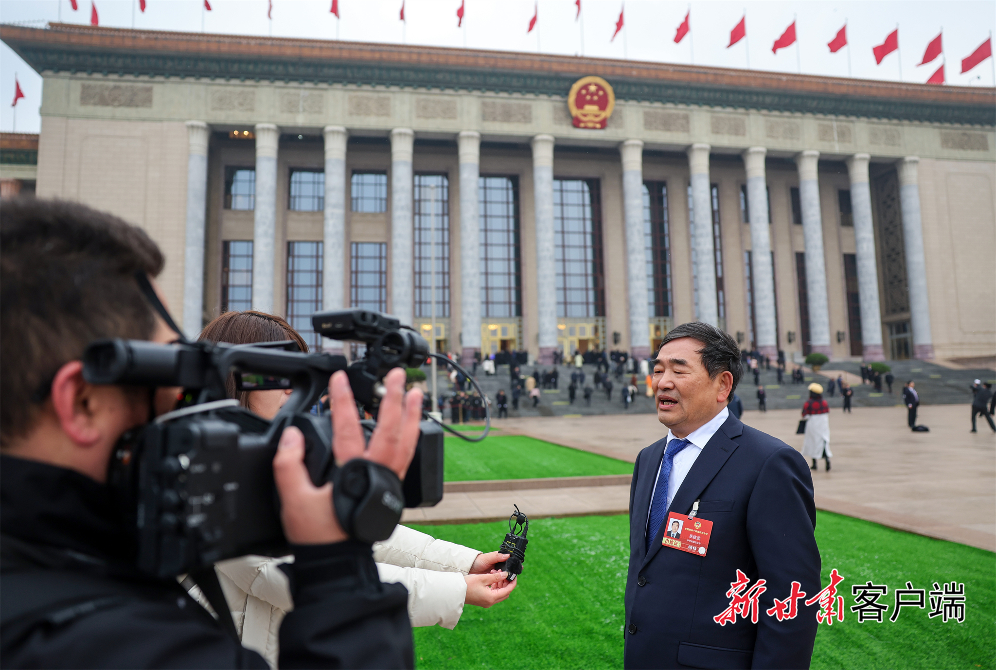 岳建武委员接受记者采访