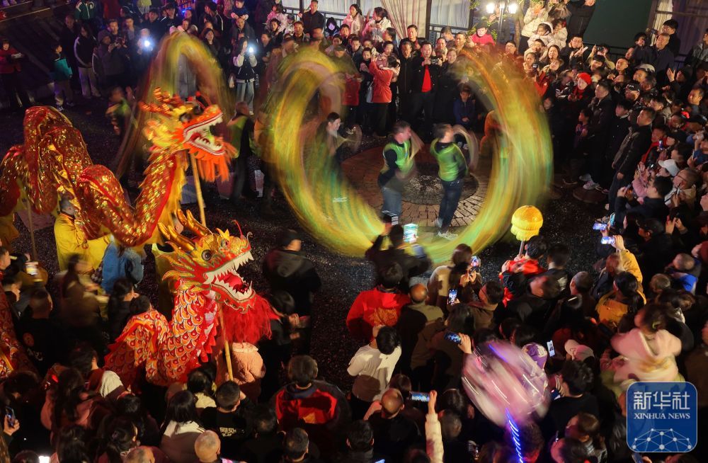 2月27日，人们在湖南省衡阳市衡阳县西渡镇梅花村舞龙迎接元宵节（无人机照片）。新华社发（曹正平　摄）