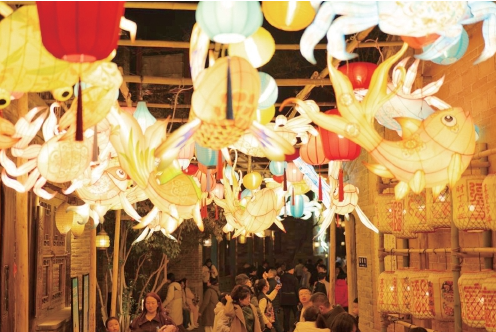 花灯点亮新春夜色。