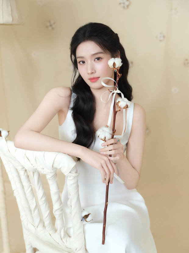 搜狐娱乐讯 近日，卢昱晓一组穿白裙的美图曝光。