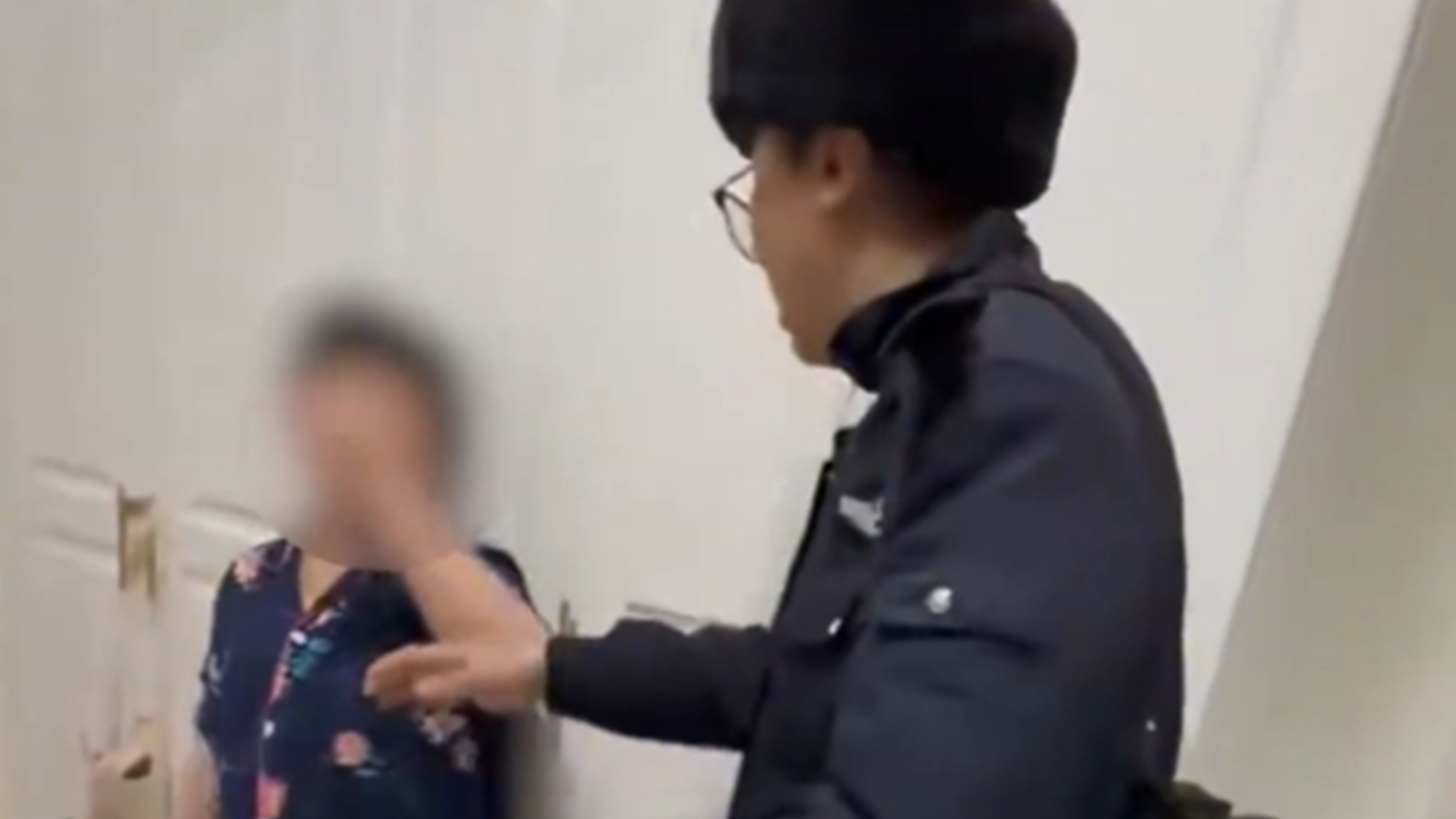 女子遭遇电信诈骗情绪激动，完全不顾民警及家人的劝阻，民警当机立断夺过手机 中断操作帮其止损_凤凰网视频_凤凰网