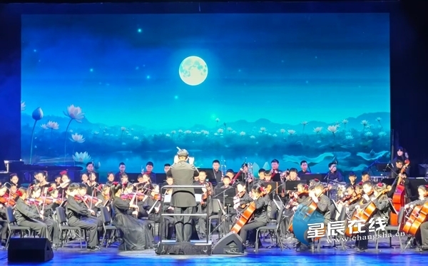 （交响音乐会现场。）