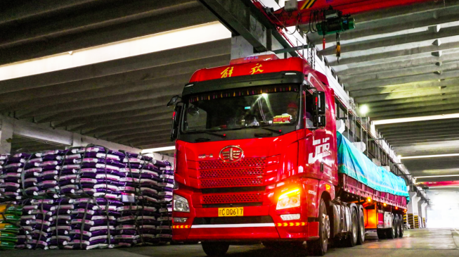 等待发往全国各地以及海外市场的化肥