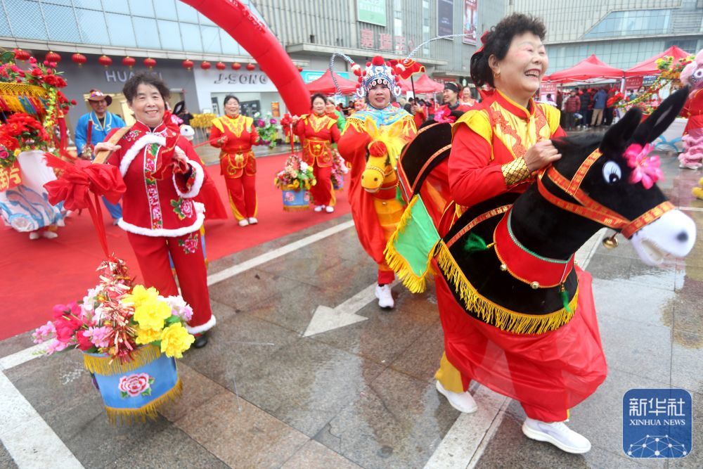 3月2日，人们在江苏省连云港市连云区表演民俗节目。新华社发（王春　摄）