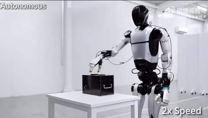 首次曝光！小米机器人给小米汽车安装车标：一气呵成 还会先撕膜