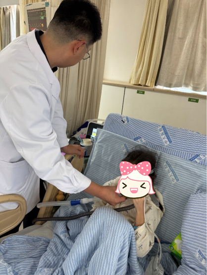 吴迪博士在给患儿做咳痰机吸痰