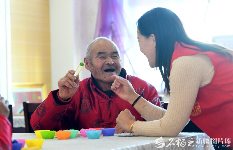 2月6日，裕民县社会福利园区工作人员与老人一起做游戏。石榴云/新疆日报记者 韩亮摄