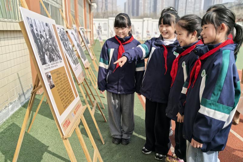 莲湖区八一街小学的孩子们参观雷锋故事图片巡回展。记者 王燕摄