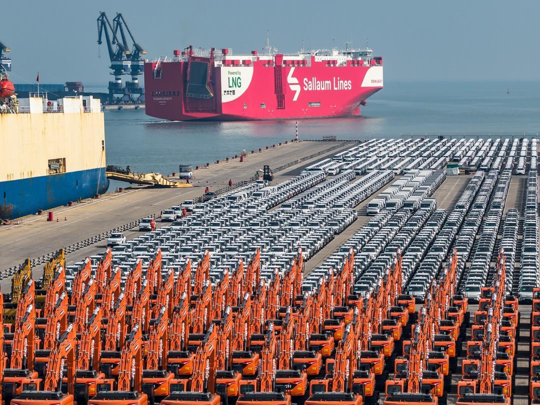 2月10日，装载着出口汽车的双燃料汽车运输船“海洋传统”轮从山东港口烟台港起航。（新华社发）