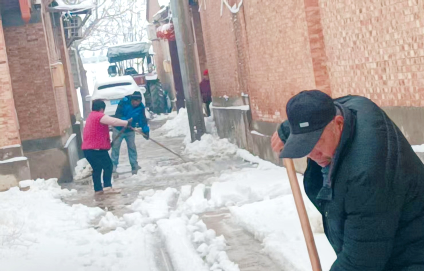 聊城临清董庄志愿者义务清雪守护群众平安