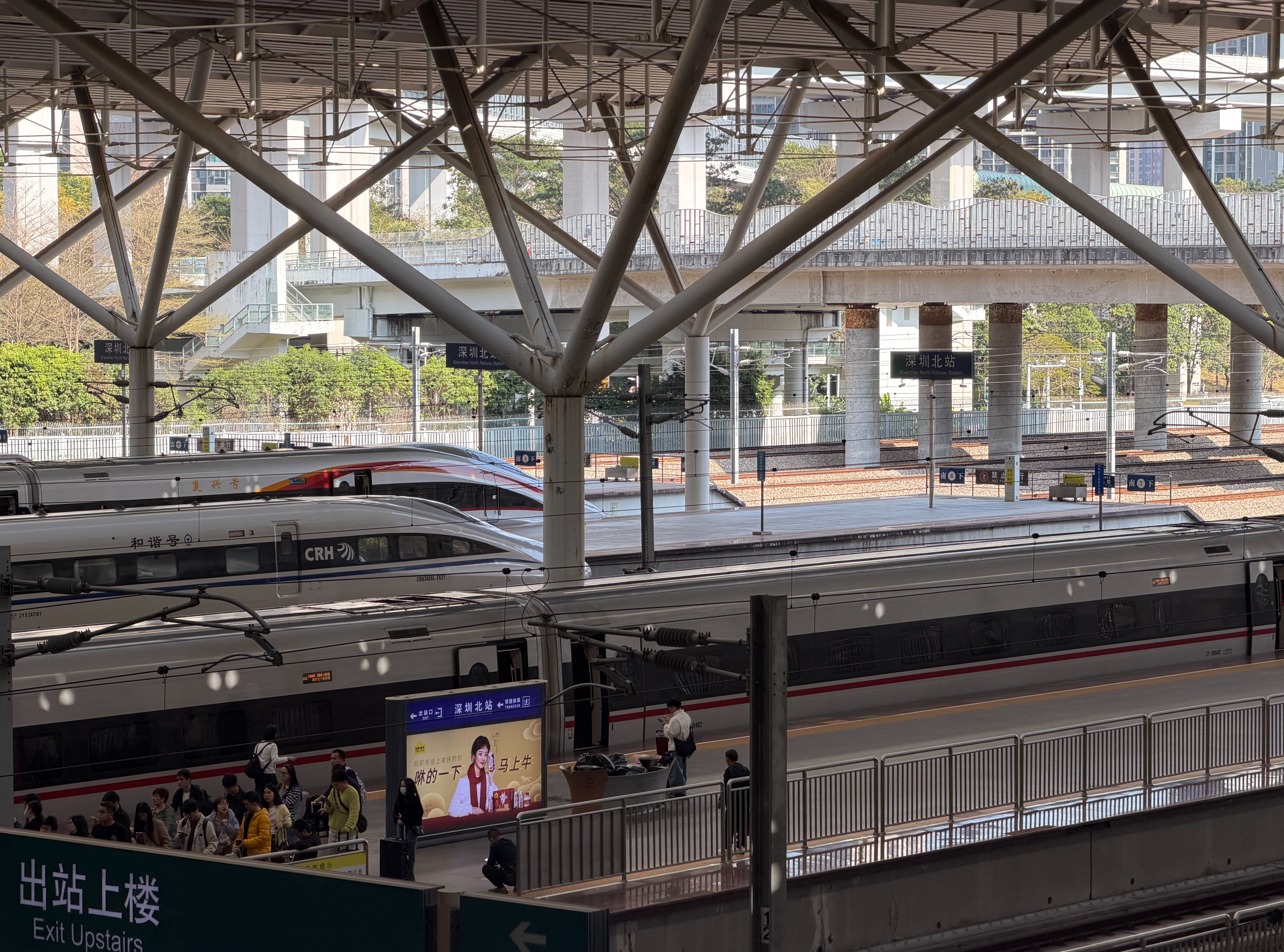 马年春意早,灯火映万家 深圳铁路迎来元宵节后返程小高峰